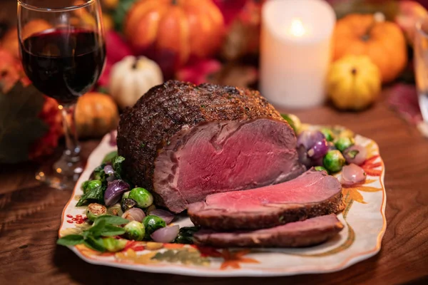 Uno Scatto Selettivo Una Bistecca Manzo Arrosto Piatto Con Cavoletti — Foto Stock