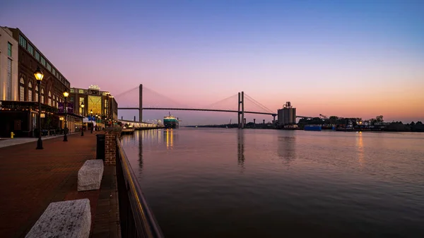 Una Vista Panorámica Del Río Que Refleja Puente Atardecer Savannah —  Fotos de Stock