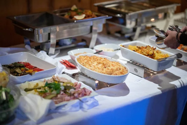 Tiro Foco Seletivo Uma Caçarola Com Queijo Mesa Buffet Comida — Fotografia de Stock