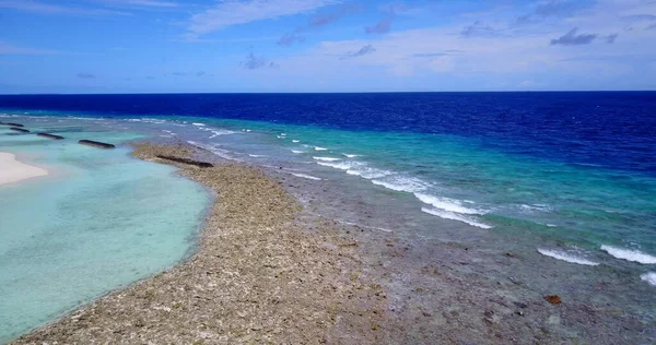 夏日阳光明媚的海滩 平静的大海 美丽的风景 — 图库照片