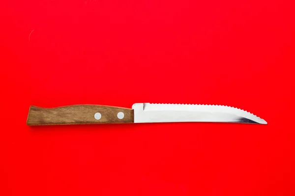 Верхній Знімок Срібного Ножа Яскраво Червоному Тлі — стокове фото