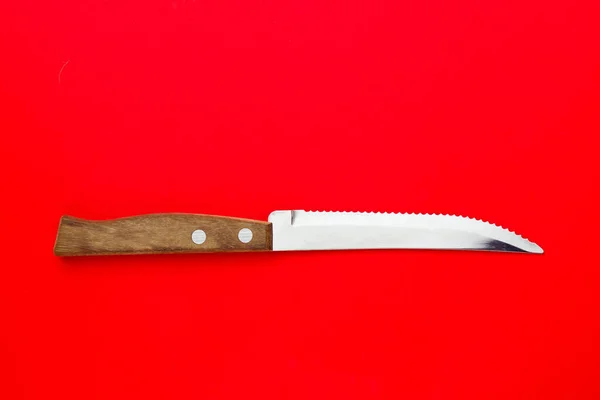 Plano Superior Cuchillo Plata Sobre Fondo Rojo Brillante —  Fotos de Stock