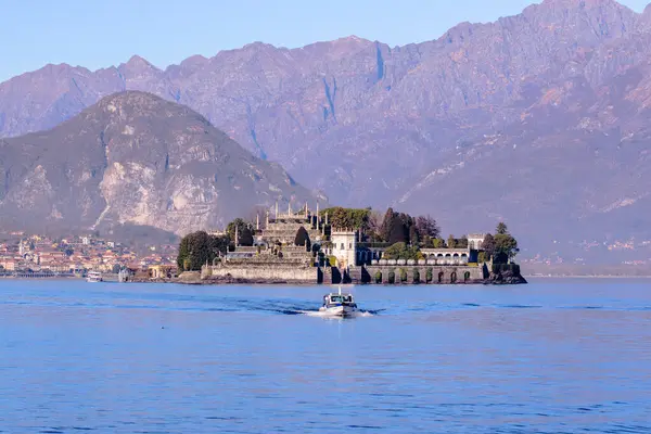 イタリアのMaggiore湖での美しいボートのショット — ストック写真