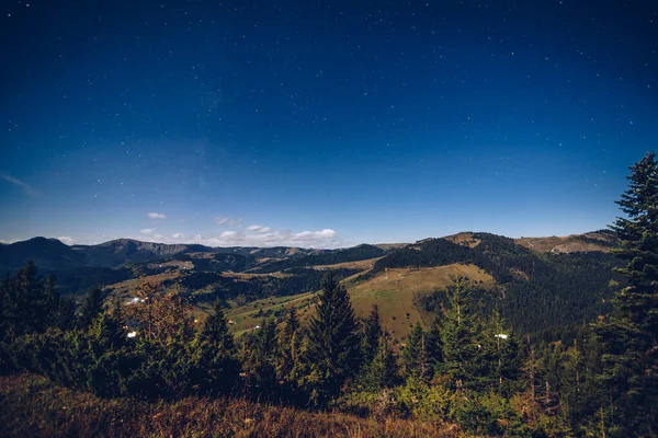 青空を背景に大規模な範囲と緑の山々の美しい風景 — ストック写真