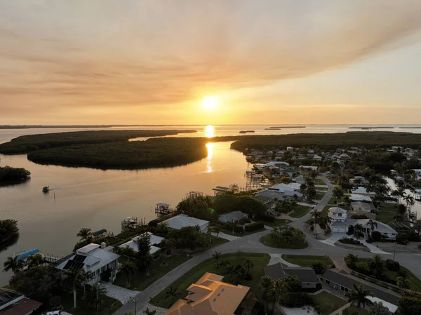 Een Luchtfoto Van Groene Eilanden Bij Zonsondergang — Stockfoto