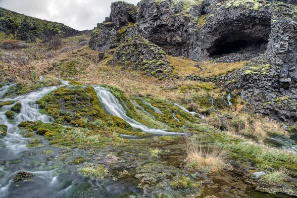 Пейзаж Водой Протекающей Через Поверхность Мха Небольшая Пещера Заднем Плане — стоковое фото