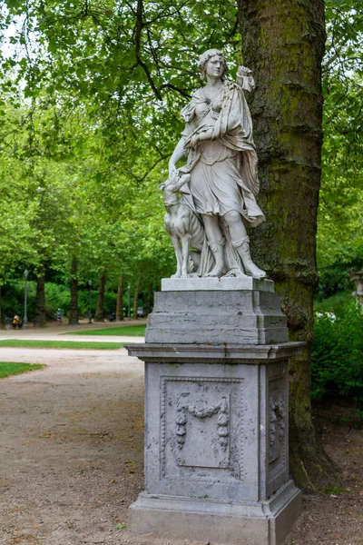 Eine Vertikale Aufnahme Einer Antiken Skulptur Einem Grünen Park Brüssel — Stockfoto