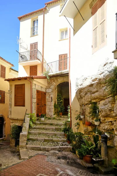 イタリアの古い中世の石造りの建物の間の古代の階段の垂直ショット — ストック写真