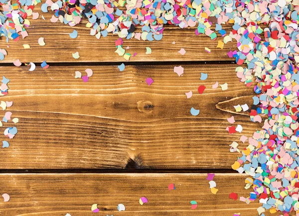 Eine Draufsicht Auf Bunte Konfetti Und Luftschlangen Auf Einem Holztisch — Stockfoto
