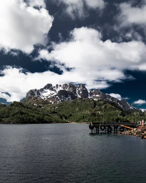 挪威罗浮敦湖畔雪山与多云天空映衬的风景 — 图库照片