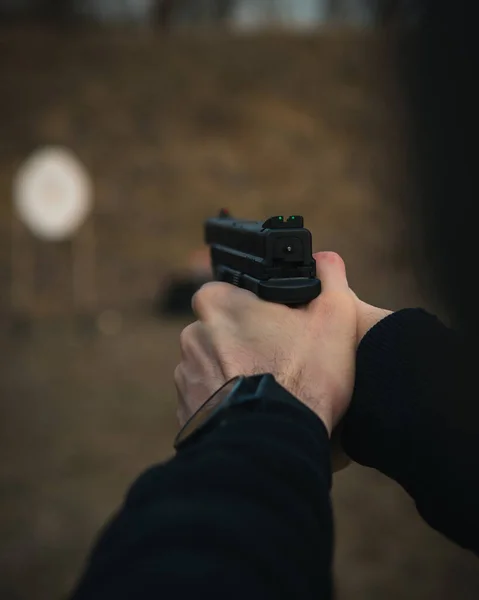Disparo Vertical Manos Masculinas Sosteniendo Una Pistola Para Disparar — Foto de Stock