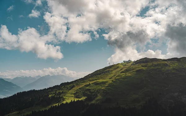 Uma Bela Vista Uma Montanha Sob Céu Nublado — Fotografia de Stock