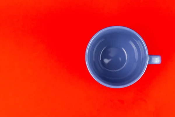 Plan Supérieur Une Tasse Thé Céramique Bleue Sur Fond Rouge — Photo