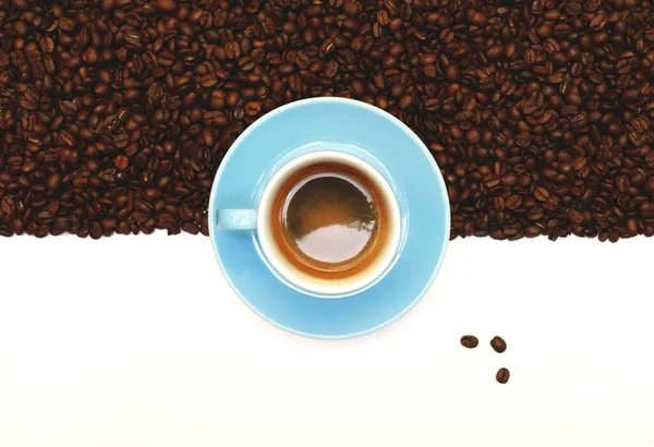 Överblick Över Kopp Väldoftande Espresso Bakgrunden Kaffebönor — Stockfoto