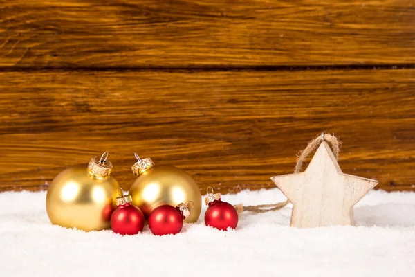 Ένα Κοντινό Πλάνο Των Χριστουγέννων Διακοσμητικές Μπάλες Στο Χιόνι Ένα — Φωτογραφία Αρχείου