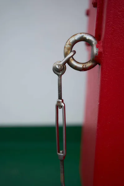 Een Verticale Close Van Een Detail Van Een Metalen Ketting — Stockfoto