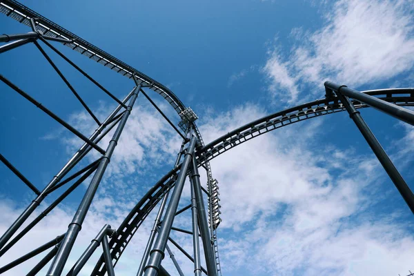 Een Opname Van Snelste Achtbaan Onder Een Lage Hoek Tegen — Stockfoto