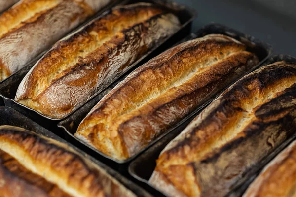 Zbliżenie Ujęcie Świeżego Pieczonego Chleba Miejscowej Piekarni — Zdjęcie stockowe