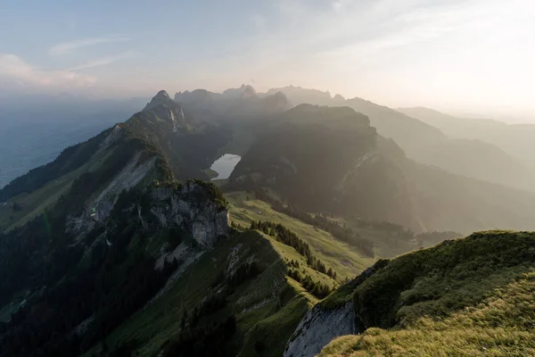 Uma Vista Panorâmica Das Montanhas Verdes Suíça — Fotografia de Stock