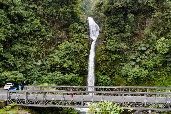 Una Foto Una Cascada Detrás Puente Costa Rica —  Fotos de Stock