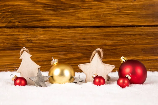 Gros Plan Boules Décoratives Noël Sur Neige Sur Fond Bois — Photo