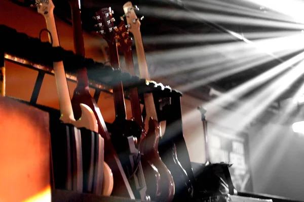 現代の茶色の電気ギターに輝く光線の美しいショット — ストック写真
