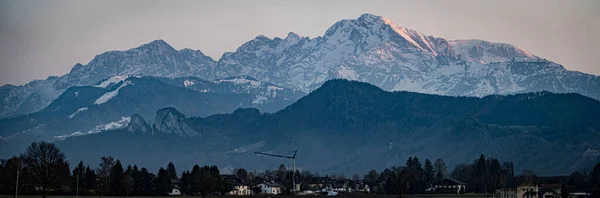 Panoramiczne Ujęcie Śnieżnych Alp Widocznych Salzburga Austria — Zdjęcie stockowe