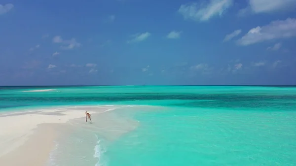 Гарний Кадр Бірюзового Моря Білих Піску Під Хмарним Небом Мальдівах — стокове фото