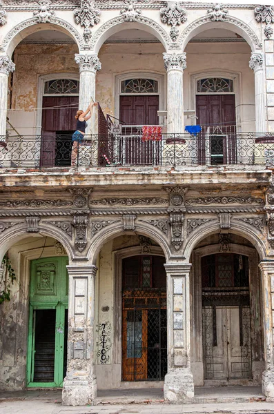 Egy Függőleges Felvétel Régi Romos Épületek Homlokzatáról Havannában Kubában Egy — Stock Fotó