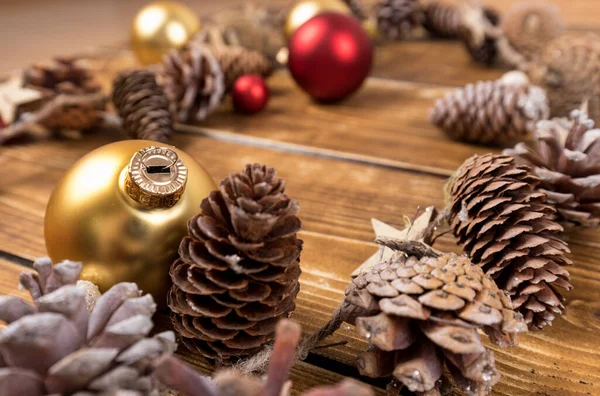 Número Bolas Plástico Pinhas Para Decorações Natal Uma Mesa Madeira — Fotografia de Stock