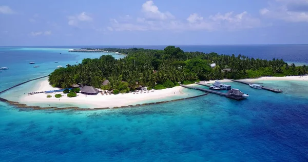 鸟瞰着岛上的度假胜地 岛上有碧绿的水 白色的沙滩和热带树木 — 图库照片