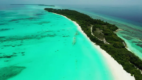 モルディブ アジアのターコイズブルーの水と緑の島のドローンショット — ストック写真