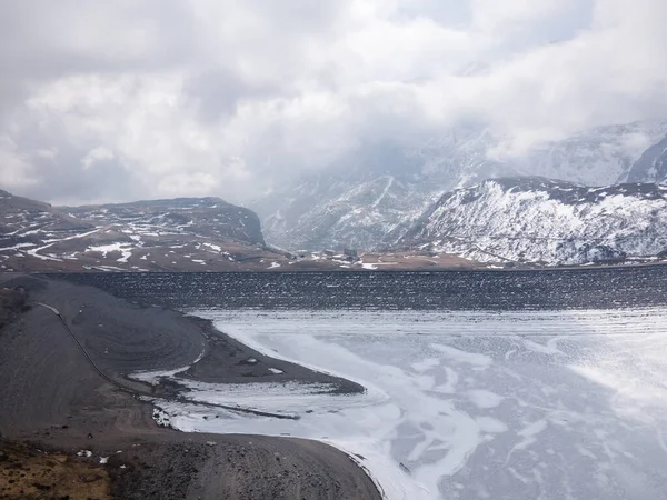 Una Toma Aérea Del Lago Congelado Rodeado Montañas Cubiertas Nieve — Foto de Stock