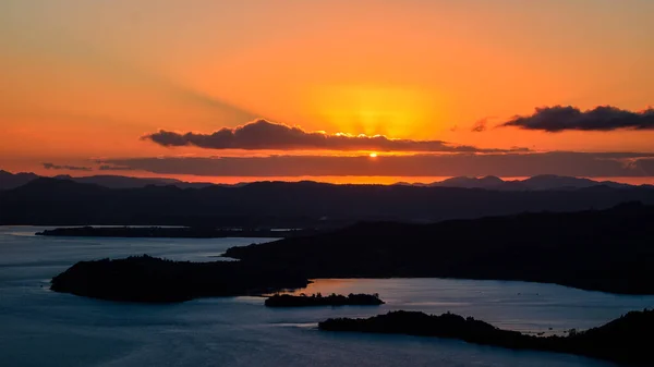 新西兰Whangarei Heads的一幅轮廓 在黄昏的天空中 映衬着美丽的日落 映衬着Manaia山 — 图库照片