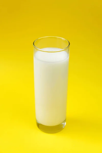 Een Verticaal Shot Van Een Glas Verse Melk Geplaatst Een — Stockfoto