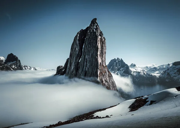 Красивая Сцена Красивой Снежной Горы Бьорндалена Норвегии Прекрасным Небом — стоковое фото