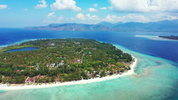 Asya 'da küçük bir tropikal adanın havadan görünüşü