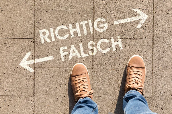 德国文 Richtig Falsch 鞋底上印有 字样的男鞋的头像 — 图库照片