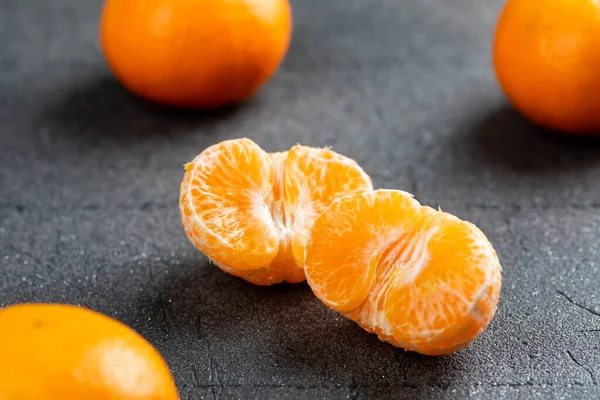 Gros Plan Fruits Mandarine Fraîche Pelés Sur Fond Noir — Photo