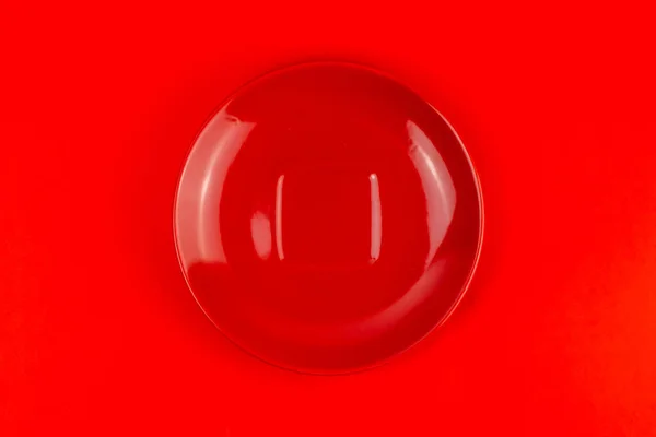 Tiro Superior Uma Placa Marrom Cerâmica Fundo Vermelho — Fotografia de Stock