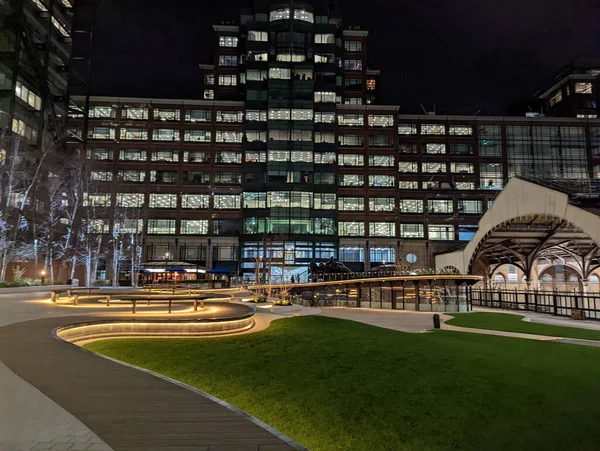 Zewnątrz Oświetlonego Budynku Europejskiego Banku Odbudowy Rozwoju Nocy — Zdjęcie stockowe