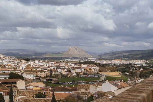 Arka Planda Güzel Dağlar Olan Antequera Şehrinin Panoramik Manzarası — Stok fotoğraf