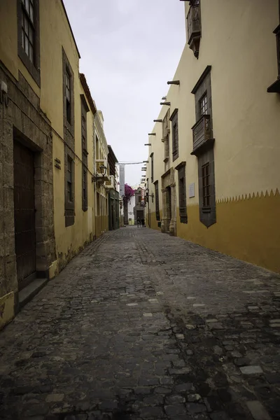 Uma Rua Estreita Com Edifícios Coloridos Dia Nublado Gran Canaria — Fotografia de Stock