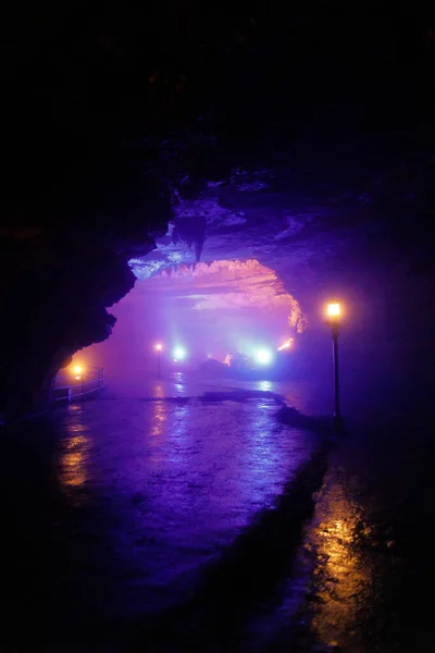 Uma Vista Interior Cênica Das Cavernas Shuanghedong Com Luzes Coloridas — Fotografia de Stock