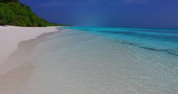 Güzel Bir Kumlu Tropik Sahil Manzarası Kıyıdaki Deniz Dalgaları — Stok fotoğraf
