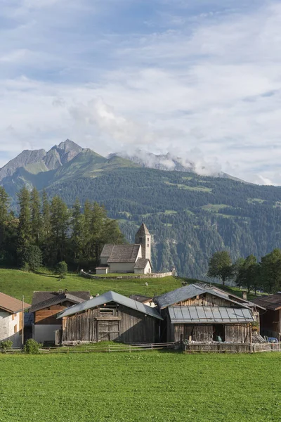 Vertikální Záběr Zamračené Modré Oblohy Nad Švýcarskem Falera Graubunden Grisons — Stock fotografie