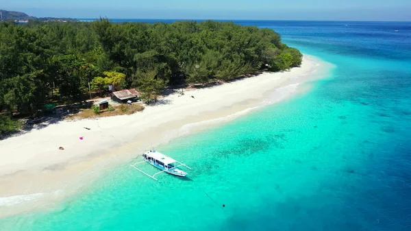 Una Hermosa Vista Barco Mar Tranquilo Con Una Isla Día — Foto de Stock