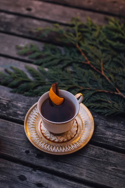 Hot Toddy Teacup Gold Pattern Orange Cinnamon Greenery Wood Table — Stock Photo, Image