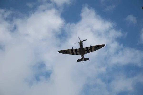 Niskokątny Strzał Raf Spitfire Locie Przeciw Błękitnemu Pochmurnemu Niebu — Zdjęcie stockowe