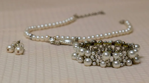 Eine Nahaufnahme Von Perlenkette Und Armband Für Braut — Stockfoto